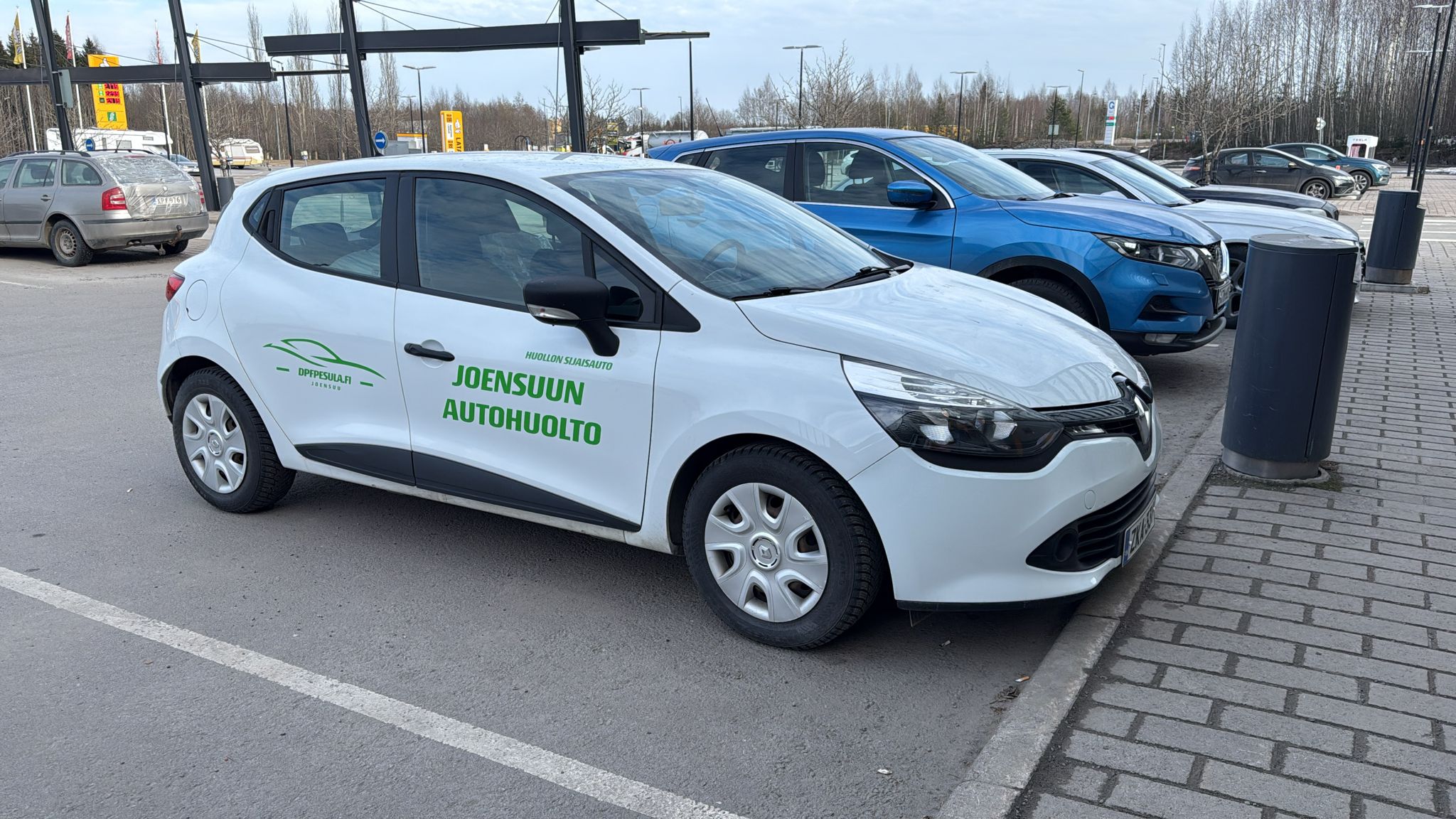 Auto huoltohallissa valmiina asiakkaan käyttöön