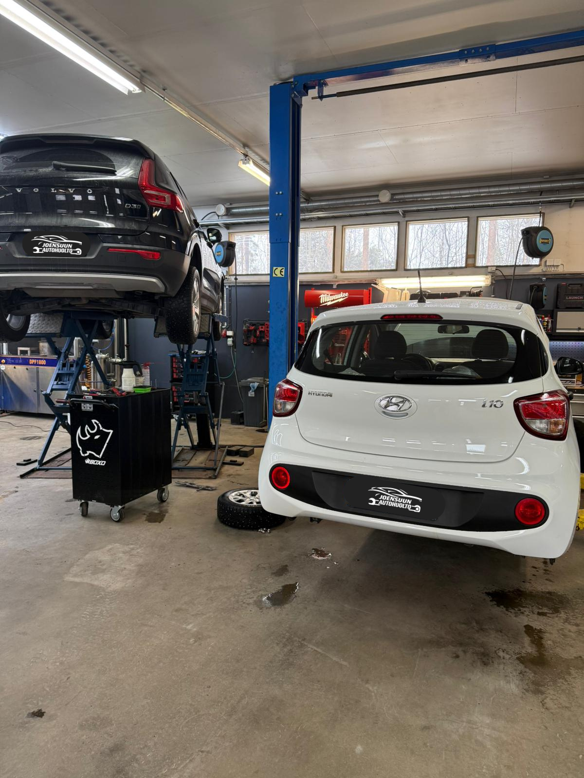 Joensuun Autohuollon huoltoalue ja nosturi